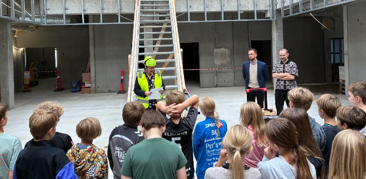 Trine Frengler, formand for Børne-, Unge- og Familieudvalget, taler til de fremmødte og eleverne. Foto: Skanderborg Kommune